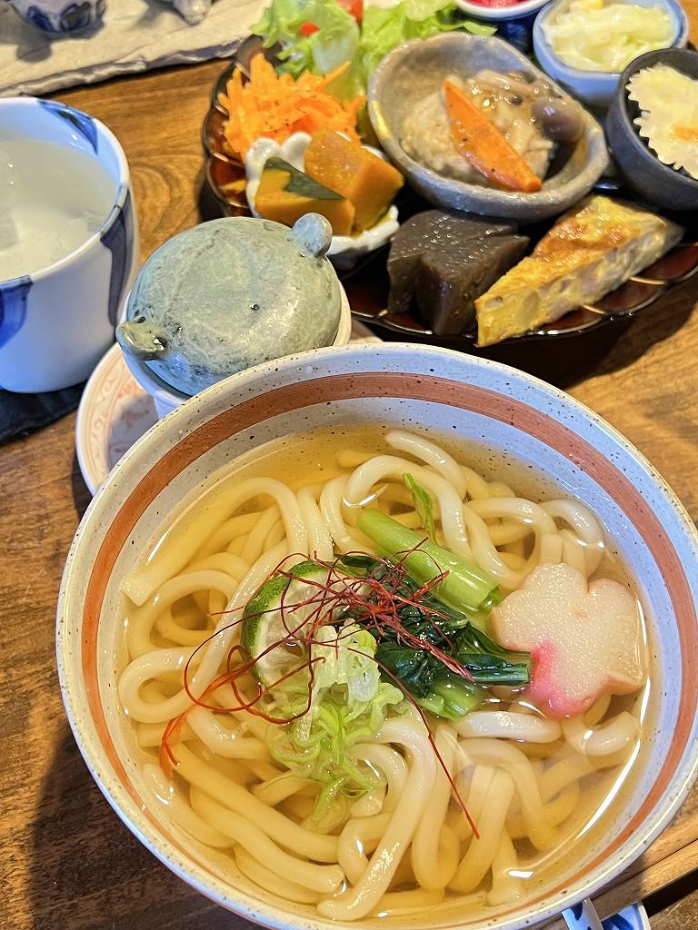 栄養バランス最高のランチセットは超お得 茶処 鶴亀して万年 土岐市下石町に和カフェがオープンしてまんねん なかなか良い雰囲気の隠れ家喫茶店でまんねん 土岐市を駆ける男 やまだくん