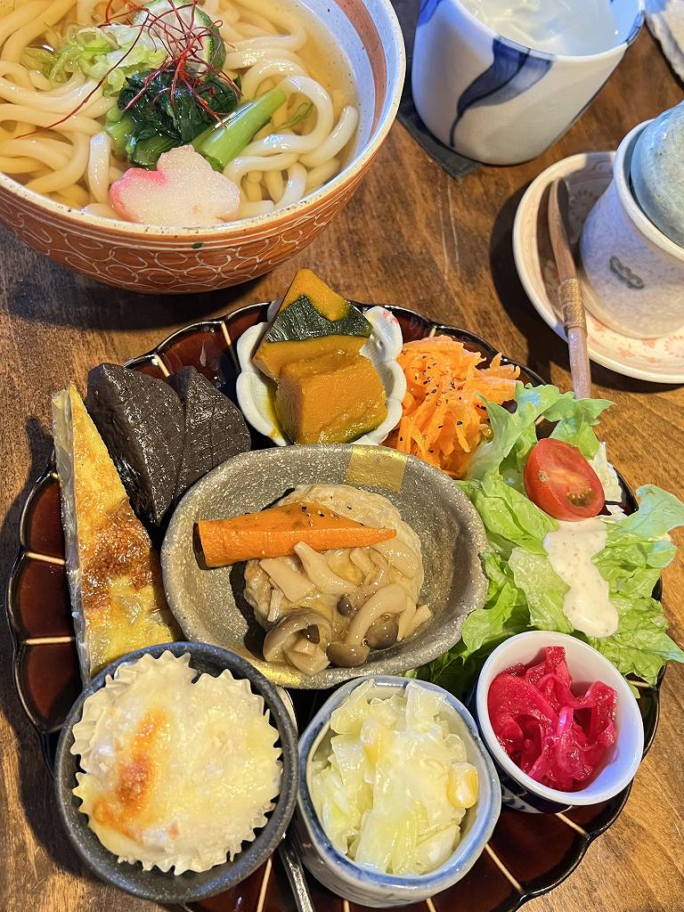 栄養バランス最高のランチセットは超お得 茶処 鶴亀して万年 土岐市下石町に和カフェがオープンしてまんねん なかなか良い雰囲気の隠れ家喫茶店でまんねん 土岐市を駆ける男 やまだくん