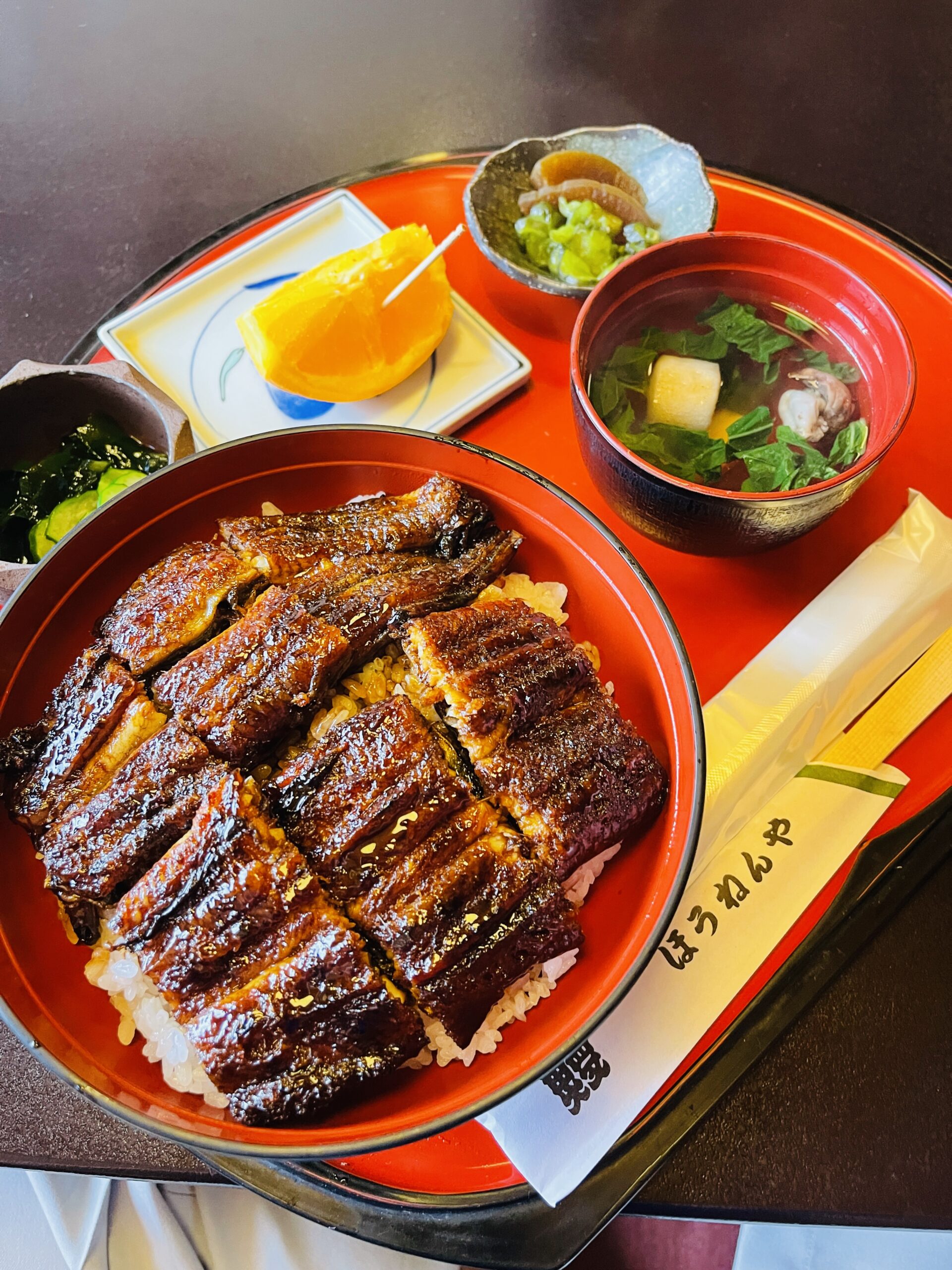 土岐市下石町にある鰻の ほうねんや さんでうな丼 松 を食べてきました 店内の生けすから捕まえたばかりの 4pサイズ の鰻 は大きさも旨味も格別 土岐市を駆ける男 やまだくん