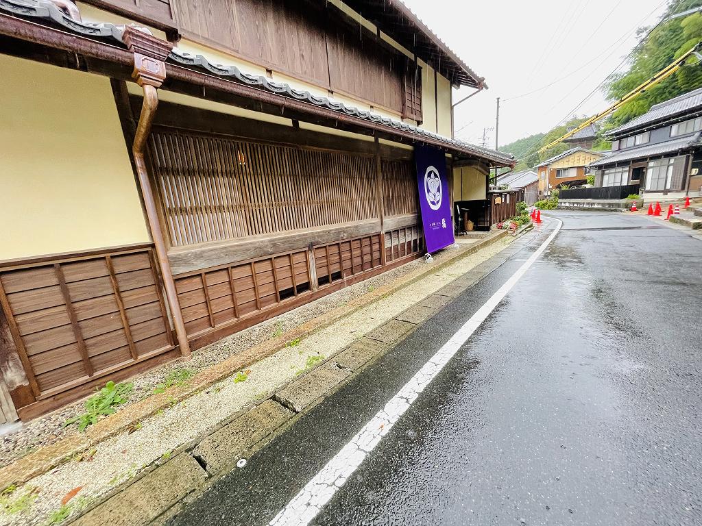 新店 瑞浪市大湫町に文化財をリノベーションした古民家カフェ 橘さんがオープン 風が吹き抜ける心地よい館内 どの客席からも窓の向こうの田園風景が眺められ四季折々に楽しめます 土岐市を駆ける男 やまだくん